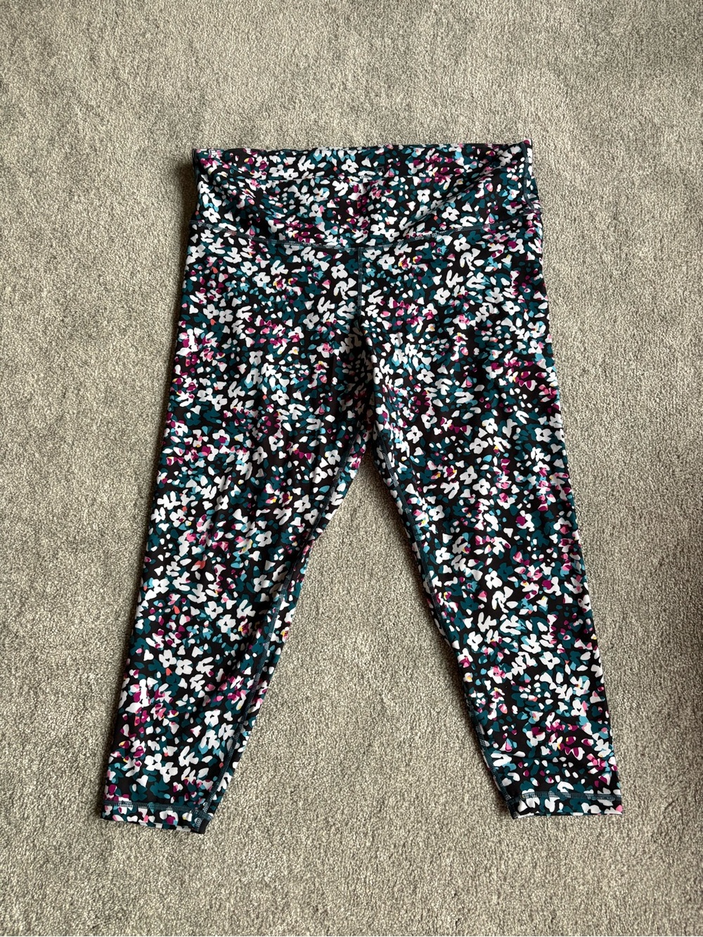 Gap Fit Women’s Black Floral Print Leggings 7/8 length - Size XL